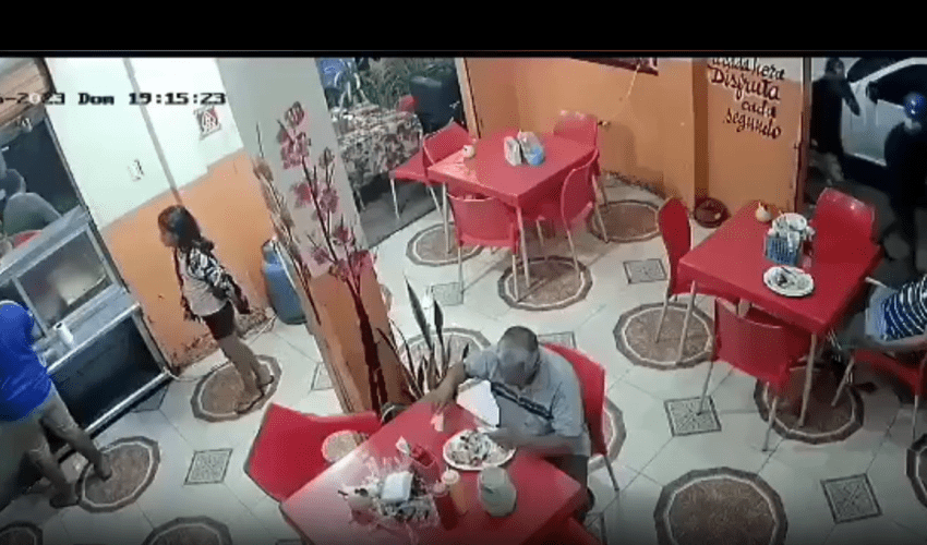 Dude Continues To Eat While Restaurant Was Getting Robbed!