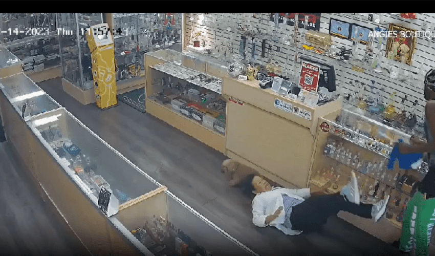 Worker Gets Beaten By Robber At Chinatown Boutique!