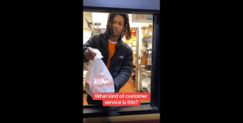 Popeyes Employee Goes Off On A Woman That Tried To Switch Her Order After They Were About To Close!