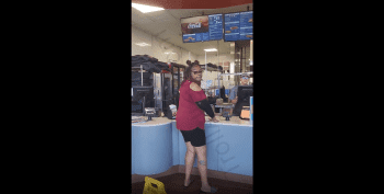 Woman Gets Caught By Nail Tech While Ordering Dominoes For Walking Out And Not Paying For Her Nails