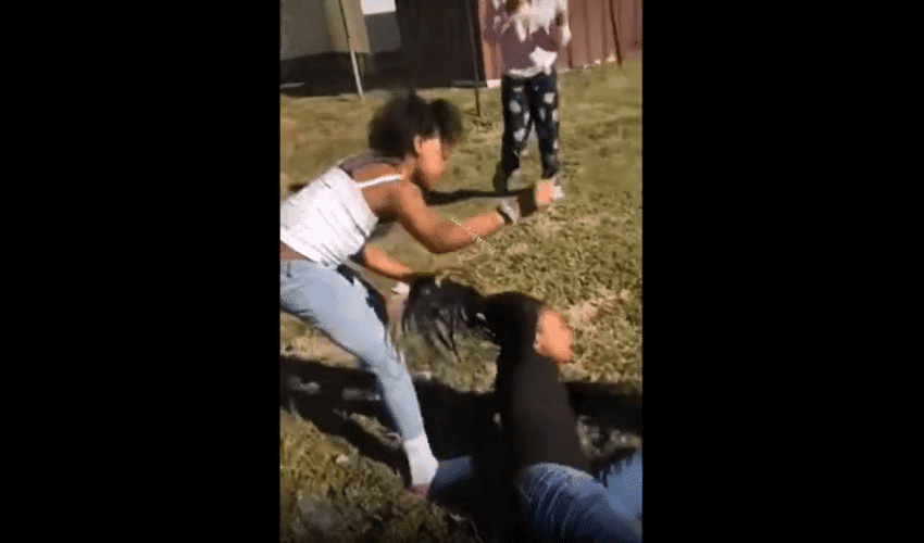 Who Kids?? 9 Year Old Girl Teaches Another Girl A Lesson For Texting Her Man And Beat Her Until She Said Sorry