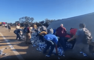 Community Steals Bundles Of Beers After A Trailer Flipped Over In Mexico