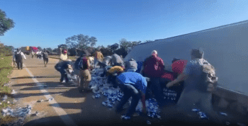 Community Steals Bundles Of Beers After A Trailer Flipped Over In Mexico