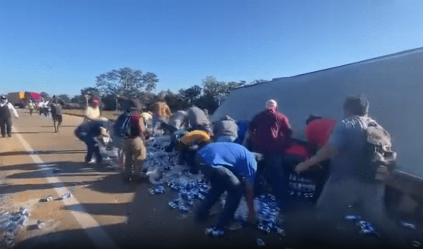 Community Steals Bundles Of Beers After A Trailer Flipped Over In Mexico