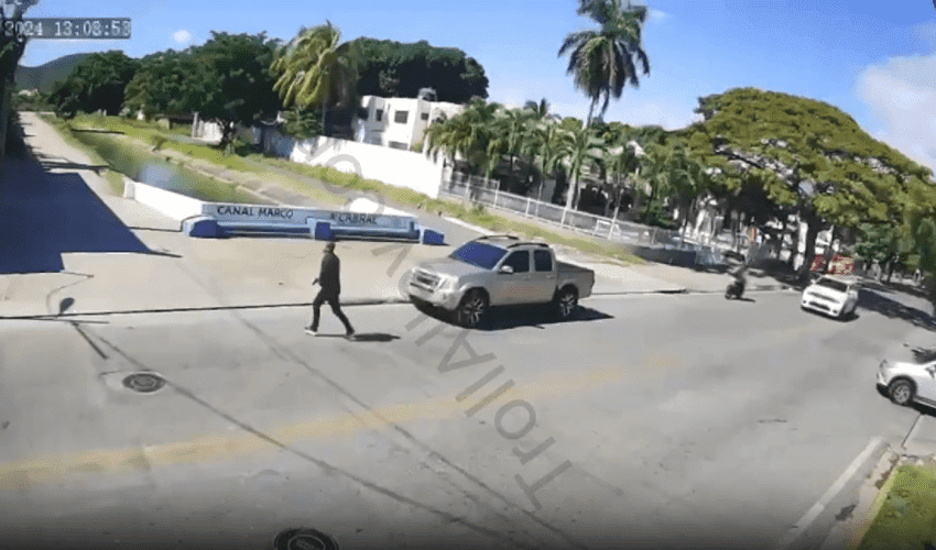 Dude Tried To Chase Down Some Robbers That Robbed A Store But Ended Up Getting Stretched Out