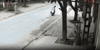 Chinese Guy On Motorcycle Crashes Into A Tree