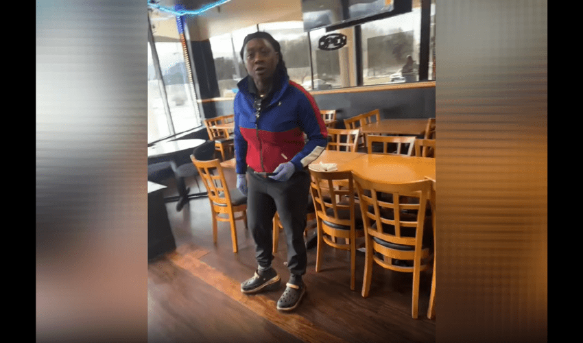 Doordash Driver Got Into A Heated Argument With A Restaurant Owner That Didn’t Want To Cancel The Order