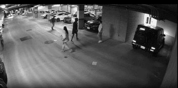Woman Leaves Her Boyfriend Behind With Robbers!