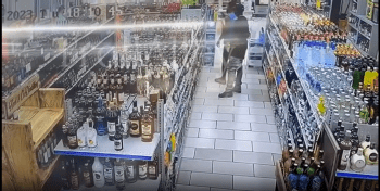 Caught In 4k Stealing A Bundle Of Liquor Bottles!