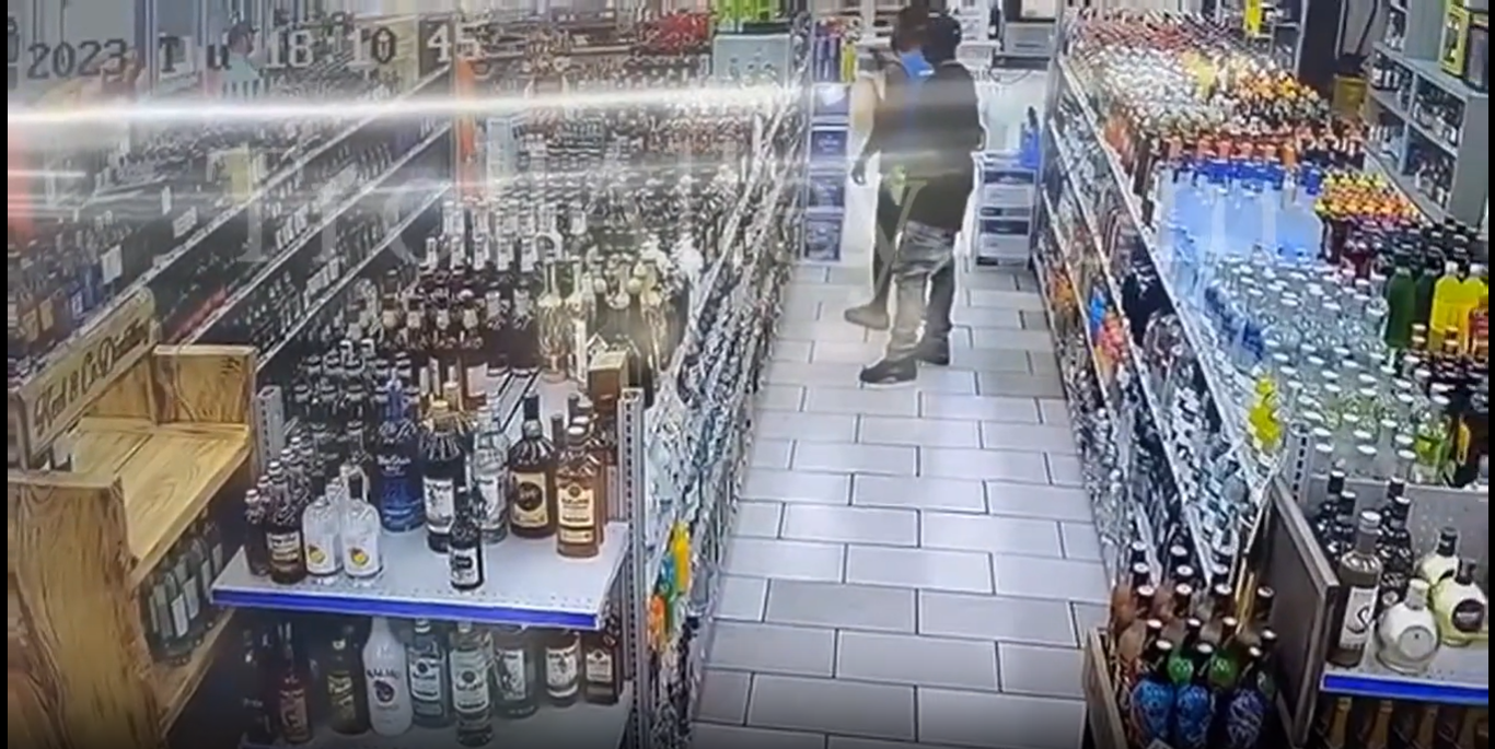 Caught In 4k Stealing A Bundle Of Liquor Bottles Trollalley