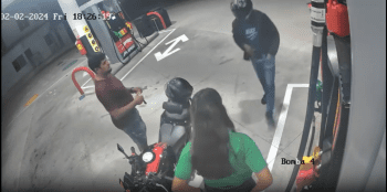 Dude Failed To Protect His Girlfriend From Robbers!