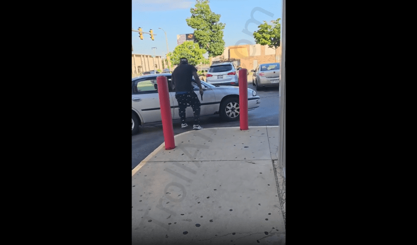 Woman Screams Her Baby In The Car After Hood Security Guard Shot At The Car After She Was Caught Stealing!