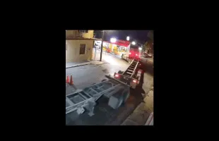 Truck Causes Damage While Turning On A Small Road!