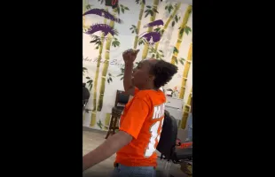 Girl Gets Her Braids Snatch From Her Scalp By A Man After He Got Mad Because She Didn’t Want Him To Do Her Nails!