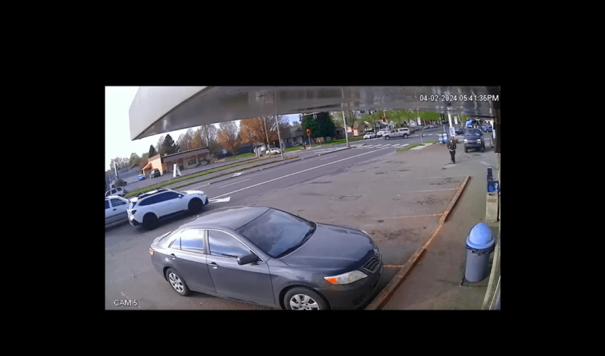 Dude Seen His Girlfriend Cheating And Tried To Take Her Out With His Minivan