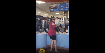 Woman Gets Caught By Nail Tech While Ordering Dominoes For Walking Out And Not Paying For Her Nails