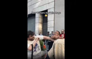 People Tried To Randomly Hug A Man In New York And He Wasn’t Going For It