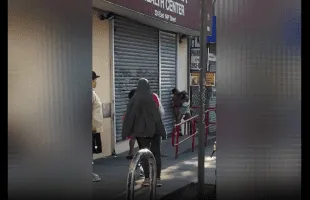 Mother Gets Mad At Bystanders For Not Breaking Up Her Twin Daughters That Was Fighting