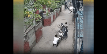 Robbers Showed No Sympathy To The Guy That Was Begging For His Stuff Back. Instead They Used Their Machetes