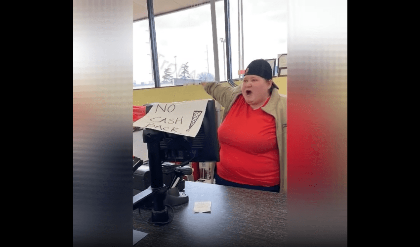 Family Dollar Employee Crashed Out And Said This To A Customer That Was Getting On Her Azz