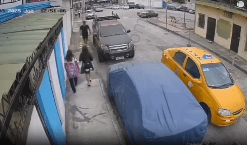 Taxi Driver Stopped His Car Just To Do This To Female High School Students