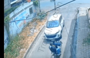 Dude Leaves His Homie After A Car Pulled Up And Tried To Take Him Hostage