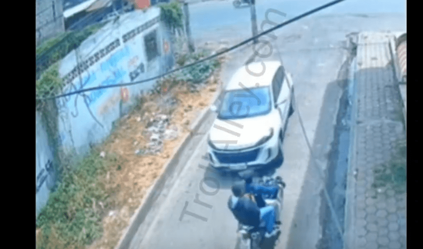 Dude Leaves His Homie After A Car Pulled Up And Tried To Take Him Hostage