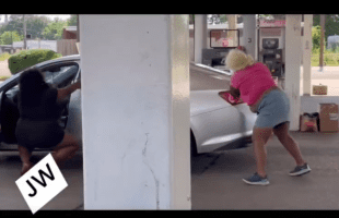 Dude Said He Smell Something Strong After Two Girls Pulled Up Just To Do This At The Store