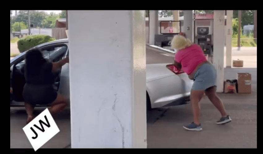 Dude Said He Smell Something Strong After Two Girls Pulled Up Just To Do This At The Store