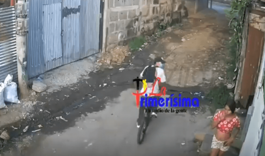 Creep Seen A Baddie And Doubled Back Just To  Touch Her Cheeks Without Her Consent