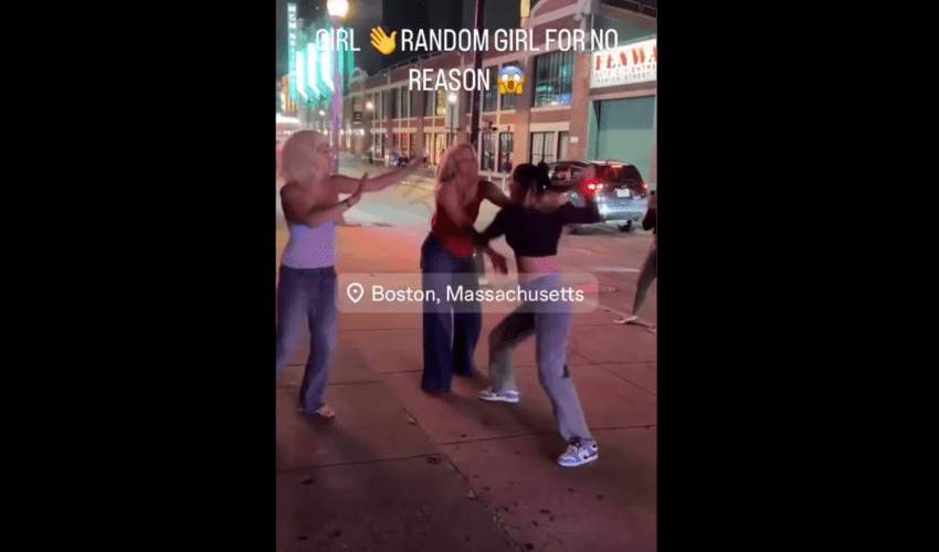 Girl Slaps And Beat Up Two Girls For No Reason Just To Show Off In Front Of Some Guys