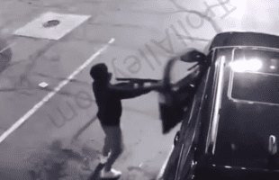 Dude Clowns Two Dudes That Tried To Rob Him And Flex The Money That They Missed Out On