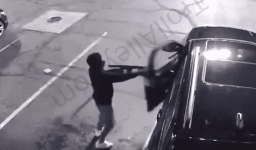 Dude Clowns Two Dudes That Tried To Rob Him And Flex The Money That They Missed Out On