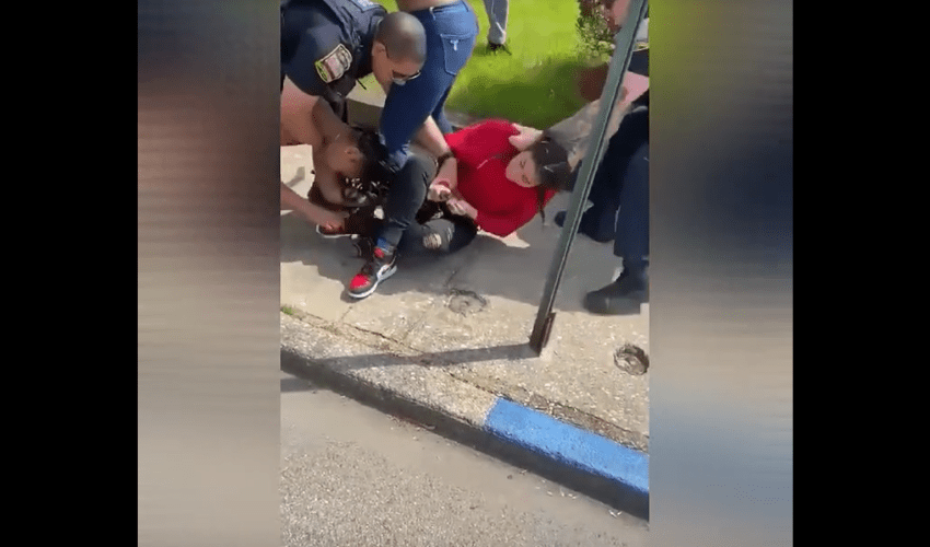 Police Had A Difficult Time Breaking Up Two Girls From A Fade