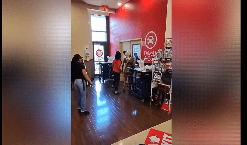 Two Girls Pulled Up To The Grocery Store Just To Get In A Heated Argument With A Employee That Threaten Them