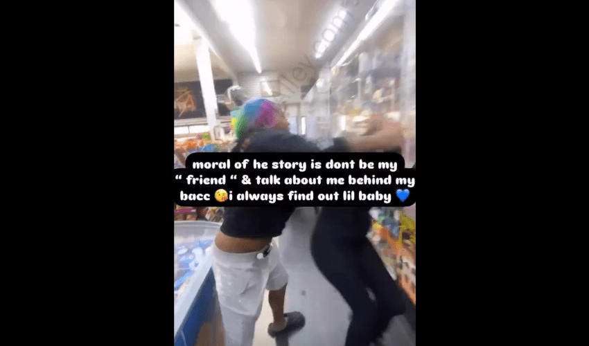 Girl Beat Up Her Fake Friend For Showing People Her Close Friends List On Instagram And For Talking Behind Her Back