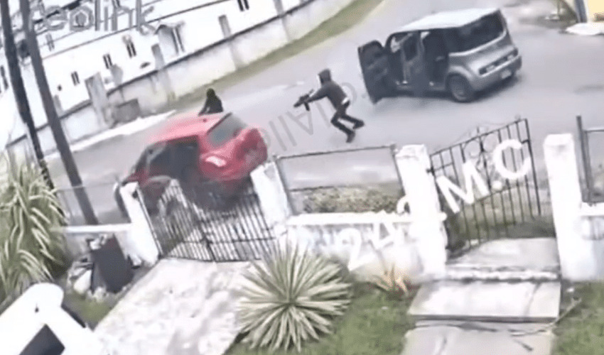 Group Of Dudes Hopped Out On Their Opps With Guns And Missed Every Shot At Close Range