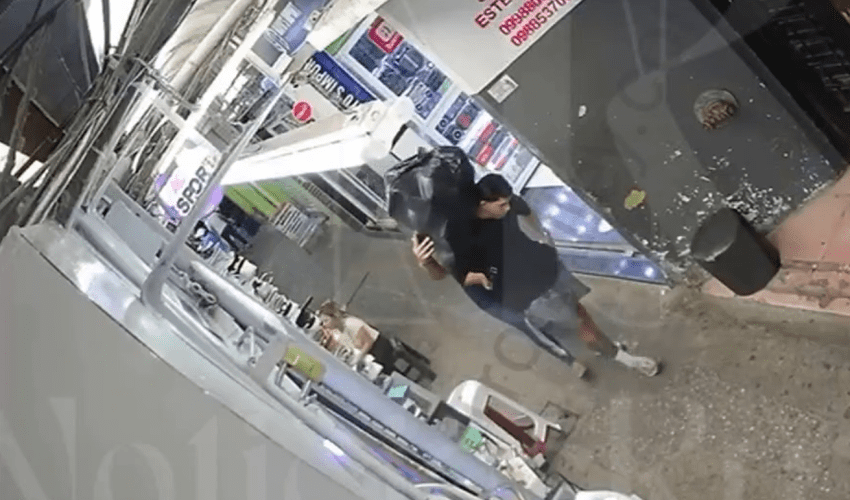 Woman Caught On Camera Pick Pocketing A Man With Ease