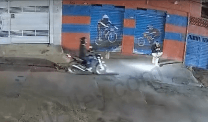 Robber Tried The Wrong Man That Was Calmly Sitting Down And Minding His Business