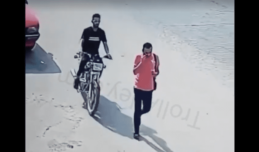 Thief Tried To Snatch A Man Phone And Pulled Out A Machete After He Failed