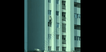 Too Late: Dude Accidentally Slip After He Tried To Avoid Jumping From A Tall Building