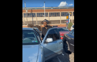 Woman Gets Mad After A Man Wouldn’t Giver $20 Back After She Seen Him Pick It Up After She Dropped It