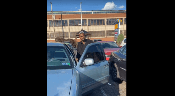 Woman Gets Mad After A Man Wouldn’t Giver $20 Back After She Seen Him Pick It Up After She Dropped It