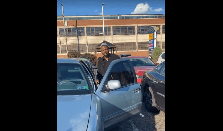 Woman Gets Mad After A Man Wouldn’t Giver $20 Back After She Seen Him Pick It Up After She Dropped It