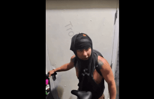 Grown Man And His Homies Was Scared After He Got Hit With A 6 Piece Combo For Stealing Another Man Phone