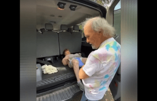 Dude Caught A Mental Patient Driver Doing This To One Of His Mentally Ill Passengers In A Alley