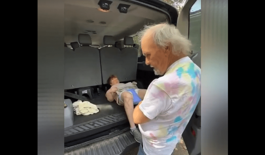 Dude Caught A Mental Patient Driver Doing This To One Of His Mentally Ill Passengers In A Alley