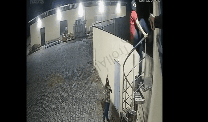 Two Goofy Robbers Tried To Break Into A Man House And Didn’t Know The Owner Was Home