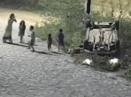 Mother Flips Car With Her 5 Children Inside And None Of Them Had Seatbelts On And Still Survived