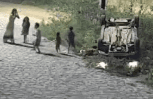 Mother Flips Car With Her 5 Children Inside And None Of Them Had Seatbelts On And Still Survived